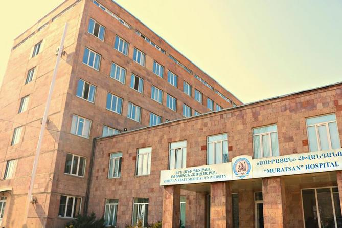 Узбека и таджика у госпиталя в Ереване приняли за азербайджанцев. СНБ выяснила, в чем дело