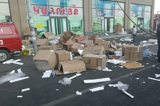«Նովոստի-Արմենիա»-ն դեպքի վայրից մանրամասներ է հայտնում «Մալաթիա մոլ»-ում բռնկված հրդեհի վերաբերյալ (ԷՔՍԿԼՅՈՒԶԻՎ, ՖՈՏՈ, ՎԻԴԵՈ) «Նովոստի-Արմենիա»-ն դեպքի վայրից մանրամասներ է հայտնում «Մալաթիա մոլ»-ում բռնկված հրդեհի վերաբերյալ (ԷՔՍԿԼՅՈՒԶԻՎ, ՖՈՏՈ, ՎԻԴԵՈ)