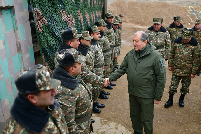 Саркисян посетил боевые опорные пункты ВС Армении, в том числе, на нахичеванском направлении (ФОТО, ВИДЕО)
