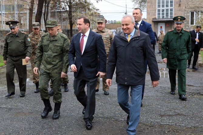 Тоноян побывал в мобильной лаборатории по иследованию Covid-19, предоставленной Россией (ФОТО) 