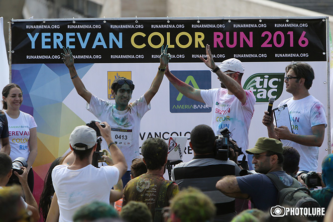 Красочный забег Yerevan Color Run собрал более 1,5 тысяч человек на улицах Еревана