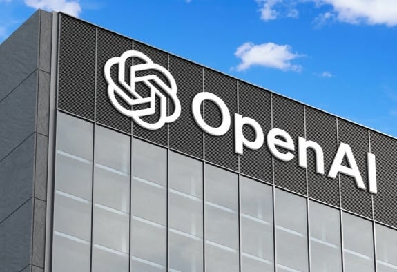 OpenAI усиливает платформенную модель бизнеса за счет инвестиций, продуктовой консолидации и рекламы