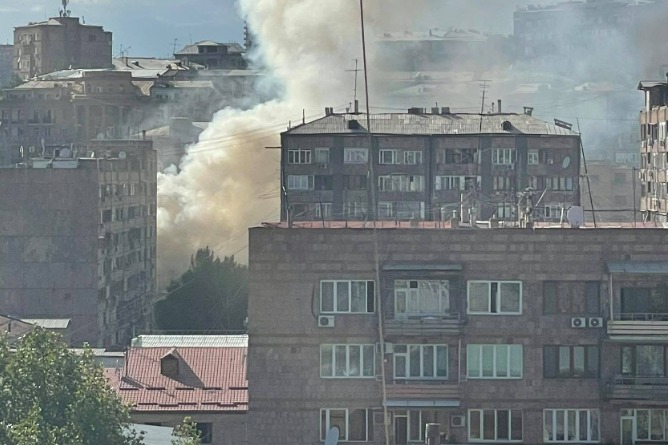 Пожар полыхает на крыше здания в центре Еревана (ВИДЕО) Пожар полыхает на крыше здания в центре Еревана (ВИДЕО)