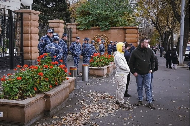 В Ереване автоимпортеры протестуют перед резиденцией президента Армении