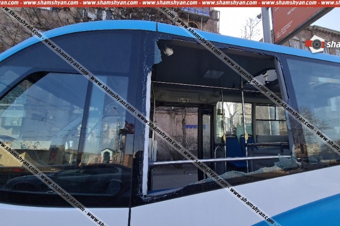 В Ереване произошло крупное ДТП с участием пассажирского микроавтобуса. Есть пострадавшие (ФОТО)