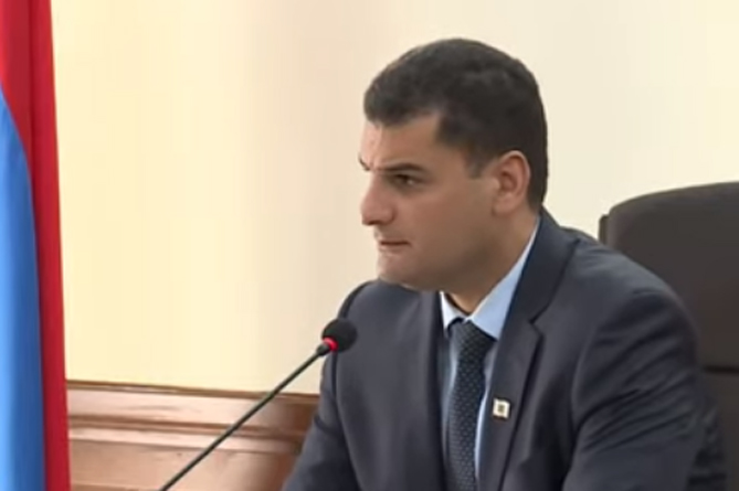 Мэр Еревана предложил изношенные покрышки отправлять на передовую Мэр Еревана предложил изношенные покрышки отправлять на передовую