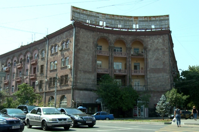 Երևանում ապամոնտաժվում են պատմամշակութային և ճարտարապետական արժեք ներկայացնող շենքերին տեղադրված գովազդները (ՎԻԴԵՈ) Երևանում ապամոնտաժվում են պատմամշակութային և ճարտարապետական արժեք ներկայացնող շենքերին տեղադրված գովազդները (ՎԻԴԵՈ)