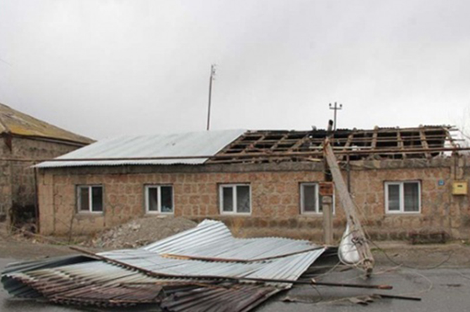 Сильный ветер сорвал крыши и повредил парники в Армавирской области Армении 