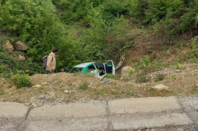 Преподаватель "Тумо" сообщил, что азербайджанская колонна столкнула его машину в ущелье. Полиция Арцаха разбирается
