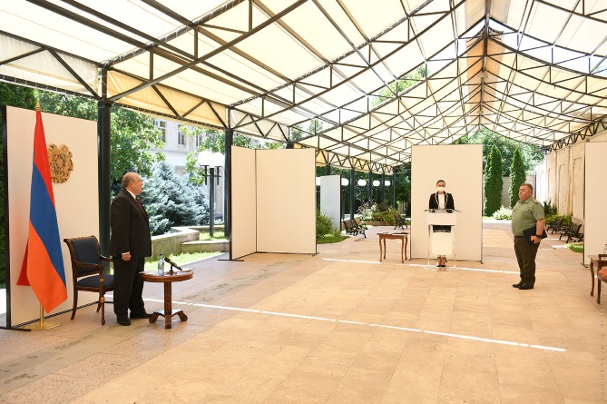 Саркисян при награждении военнослужащих: если Азербайджан предпочтет язык силы, то Армения готова ответить (ВИДЕО)