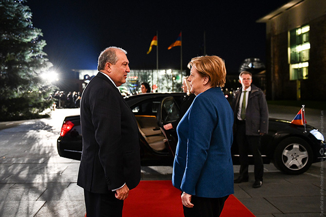 Սարգսյանն ու Մերկելը հանդիպել են. քննարկվել է վիզաների ազատականացման հարցը (ՖՈՏՈ)