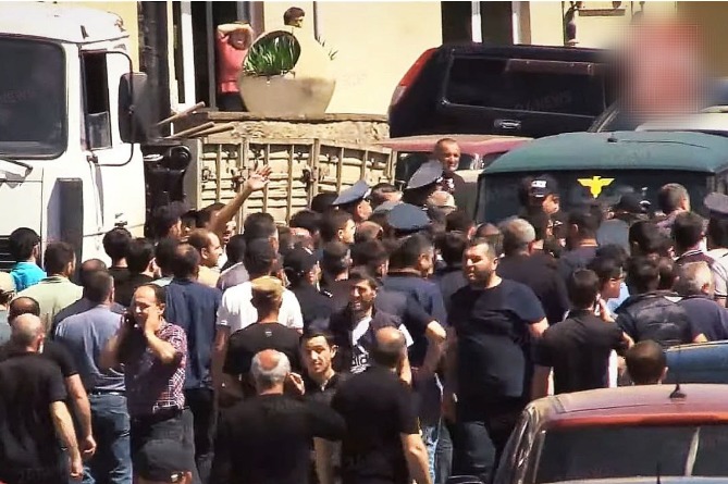 Նոյեմբերյանում ավտոմեքենան վրաերթի է ենթարկել ցուցարարներին․ ականատեսները հայտնում են, որ այն պատկանում է «Երկրապահին»