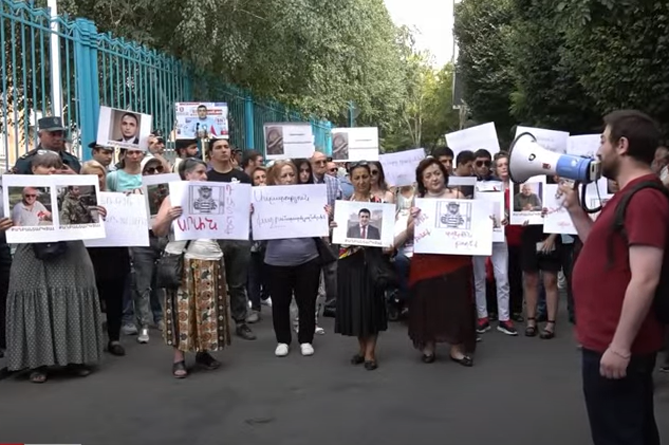 Оппозиция проводит акцию в поддержку политзаключенных у ереванского офиса ООН после смерти Армена Григоряна