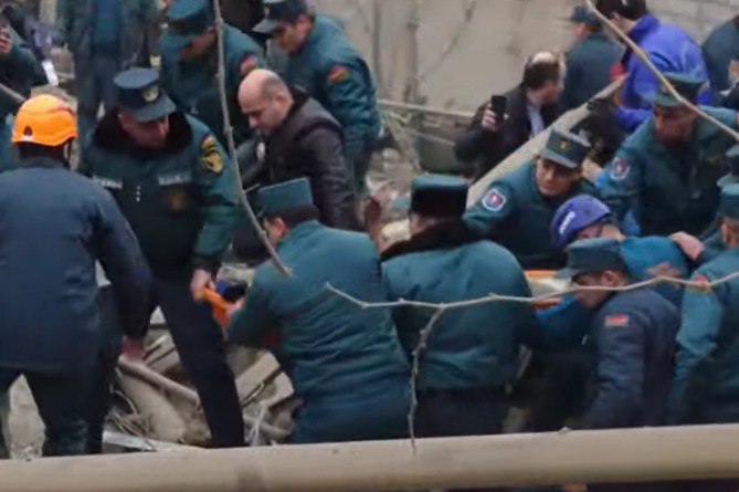 Одного пострадавшего во взрыве извлекли из-под завалов в Ереване (ВИДЕО) Одного пострадавшего во взрыве извлекли из-под завалов в Ереване (ВИДЕО)