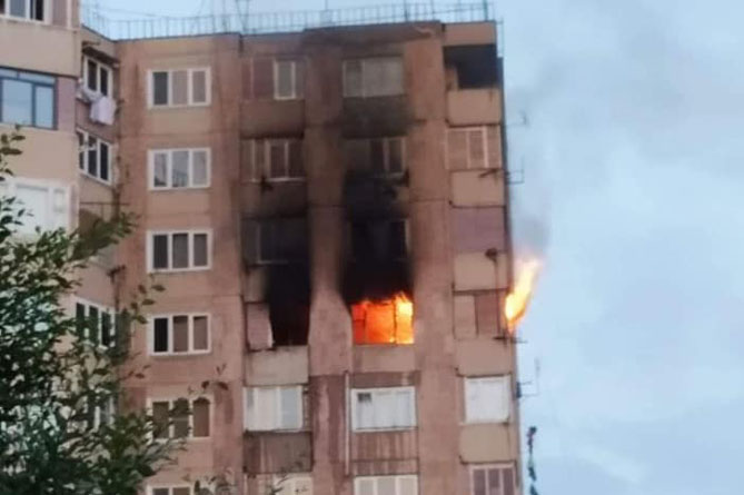 Сильный пожар полыхает в жилом доме в Абовяне (ФОТО, ВИДЕО)