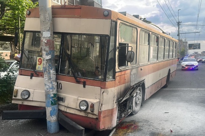 В Ереване троллейбус врезался в электрический столб и загорелся: есть пострадавшие В Ереване троллейбус врезался в электрический столб и загорелся: есть пострадавшие