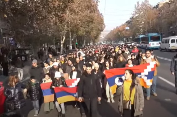В Ереване проходит митинг в поддержку арцахцев, протестующих против блокады Азербайджана