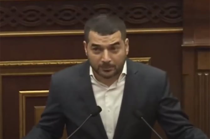 Հավաքե՛ք ձեզ, իմացեք որտեղ եք խոսում. բարկացած Հրաչյա Հակոբյանը՝ ԼՀԿ–ական պատգամավորին (ՎԻԴԵՈ) Հավաքե՛ք ձեզ, իմացեք որտեղ եք խոսում. բարկացած Հրաչյա Հակոբյանը՝ ԼՀԿ–ական պատգամավորին (ՎԻԴԵՈ)