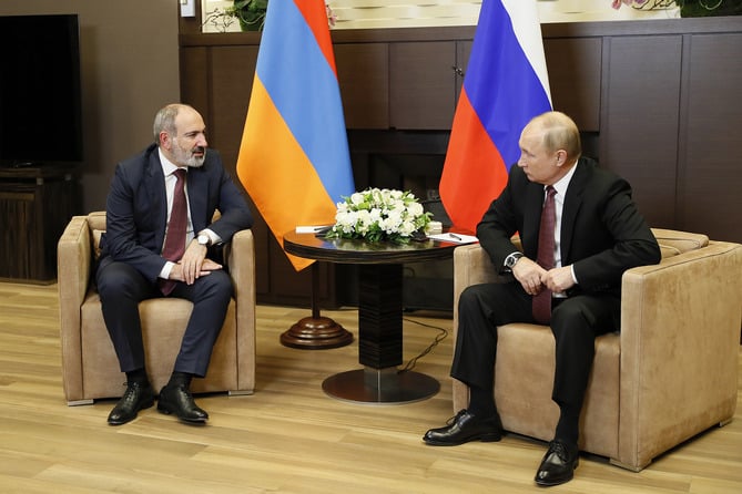 Путин по просьбе Пашиняна проинформировал его о переговорах с США и их союзниками по гарантиям безопасности РФ