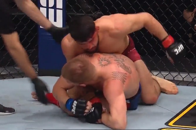Блестящая победа: Царукян выиграл у американца Фреволе на турнире UFC 257 (ВИДЕО) Блестящая победа: Царукян выиграл у американца Фреволе на турнире UFC 257 (ВИДЕО)