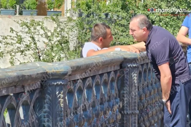 Արտակարգ դեպք Երևանում. ոստիկանության Մաշտոցի բաժնի պետին հաջողվել է փրկել Կիևյան կամրջի վտանգավոր եզրագիծն անցած տղամարդու կյանքը