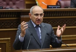 Пашинян пригрозил уволить сотрудников 