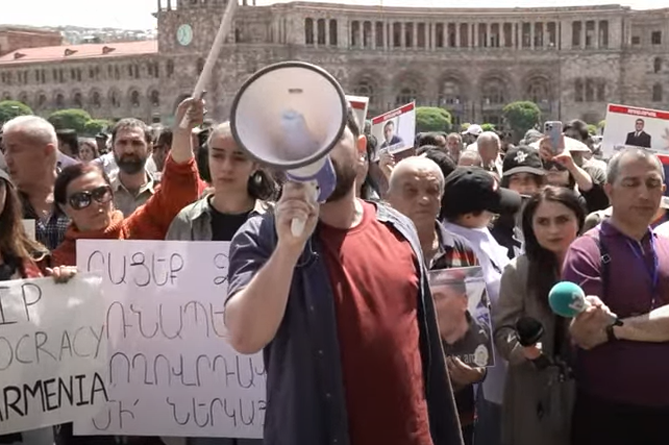 Երևանում ցուցարարները հավաքվել են հյուրանոցի մոտ, որտեղ պետք է տեղի ունենա Փաշինյանի, ԱՄՆ դեսպանի հանդիպումի ՀԿ–ների հետ