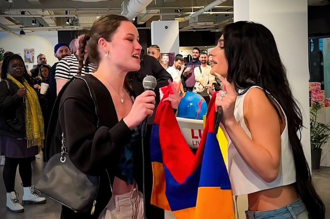 Певица Brunette прочла рэп «Future Lover» с одной из своих фанаток (ВИДЕО) Певица Brunette прочла рэп «Future Lover» с одной из своих фанаток (ВИДЕО)