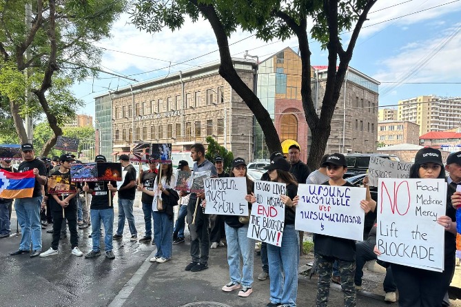 Акция в поддержку Арцаха стартовала в Ереване (ФОТО) Акция в поддержку Арцаха стартовала в Ереване (ФОТО)
