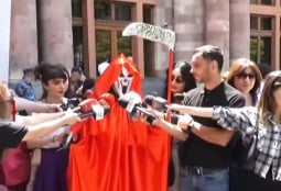«Դժոխքի դեսպանը»՝ Երևանում․ Հայ Առաքելական Եկեղեցուն աջակցող ակցիայի մասնակիցը հագել է Մահը խորհրդանշող կոստյում
