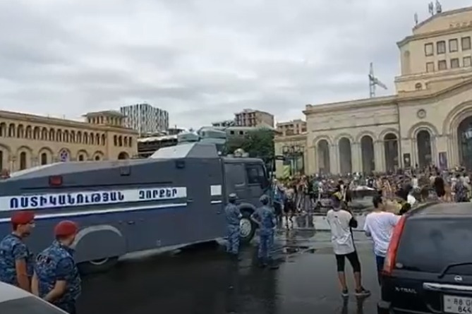 Полиция Армении празднует Вардавар, обливая людей из водомета (ВИДЕО) Полиция Армении празднует Вардавар, обливая людей из водомета (ВИДЕО)