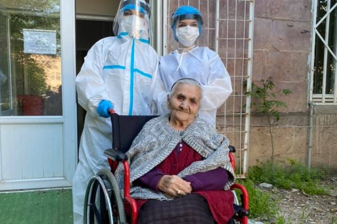94-летняя пациентка с коронавирусом выписалась из больницы в Ереване (ФОТО) 94-летняя пациентка с коронавирусом выписалась из больницы в Ереване (ФОТО)