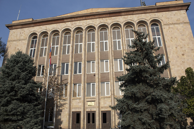 Парламент Армении избрал двух новых судей Конституционного суда