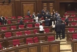 «Эй ты, знай свою меру!»: потасовка между депутатами произошла в парламенте Армении