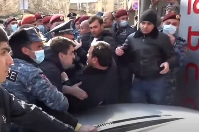 Потасовка произошла между митингующими и полицейскими близ резиденции президента Армении Потасовка произошла между митингующими и полицейскими близ резиденции президента Армении