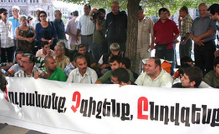 Дашнакцутюн проводит в Ереване сидячую демонстрацию и голодовку против подписания протоколов по армяно-турецким отношениям