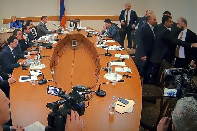 Веди себя нормально, парень! Страсти между депутатами накалились на заседании комиссии НС Армении (ВИДЕО) Веди себя нормально, парень! Страсти между депутатами накалились на заседании комиссии НС Армении (ВИДЕО)