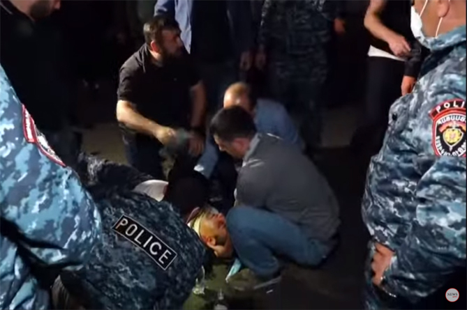 Полицейскому стало плохо в ходе акции поддержки сюникцев в Ереване Полицейскому стало плохо в ходе акции поддержки сюникцев в Ереване