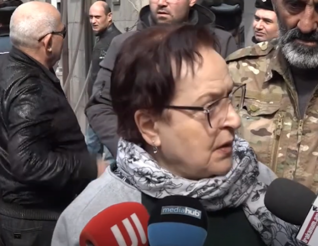 В Армении должно быть социальное строительство - первый омбудсмен примкнула к митингующим против выселения из бывшего здания Минобороны В Армении должно быть социальное строительство - первый омбудсмен примкнула к митингующим против выселения из бывшего здания Минобороны