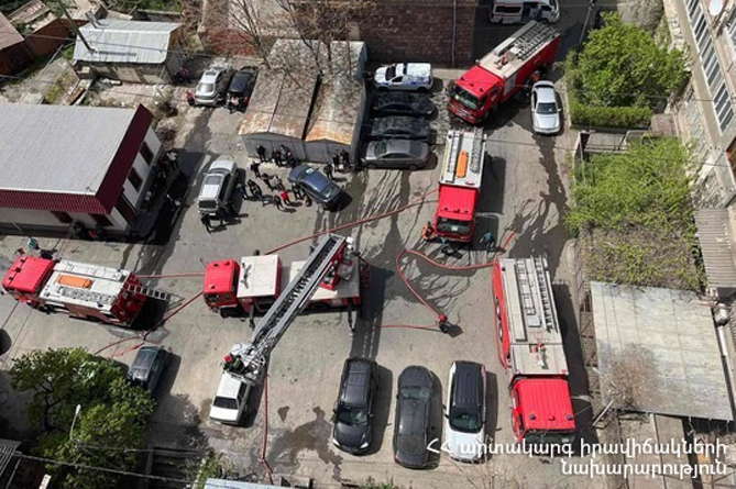 Пожар полыхал в жилой многоэтажке в центре Еревана (ФОТО, ПОДРОБНОСТИ) Пожар полыхал в жилой многоэтажке в центре Еревана (ФОТО, ПОДРОБНОСТИ)