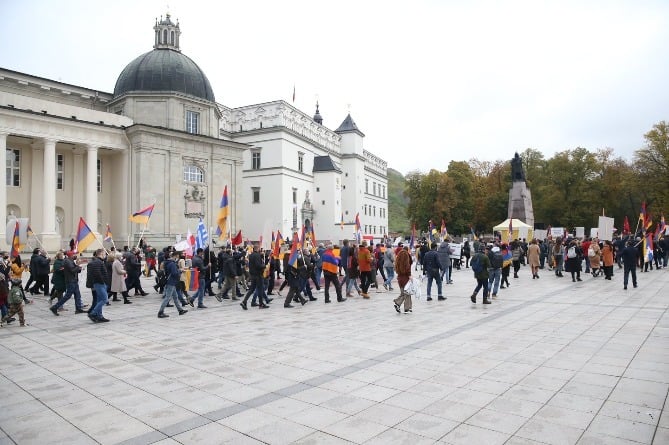 Армяне провели акцию протеста в центре Вильнюса c требованием прекратить войну в Арцахе (ФОТО, ВИДЕО)  