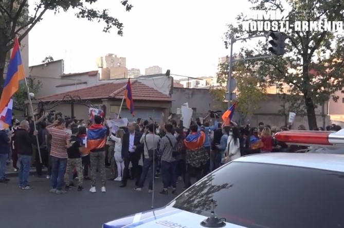 В Ереване состоялось шествие к зданиям посольств с призывом признать Арцах (ВИДЕО)