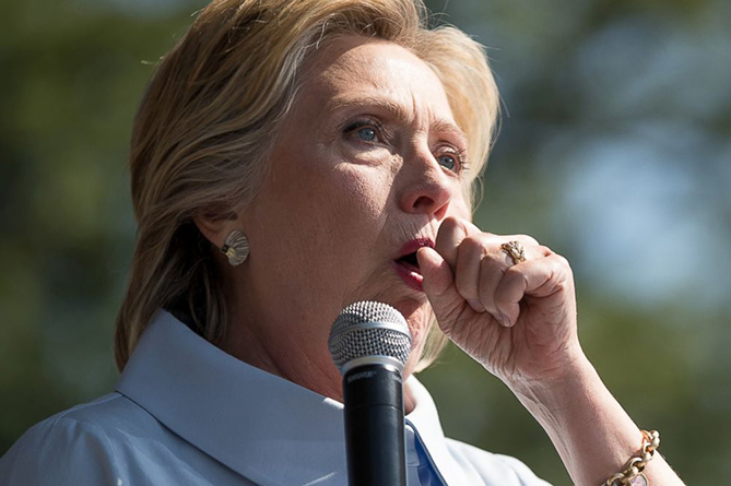 Нос Клинтон заставил соцсети задуматься о ее смерти и появлении двойника