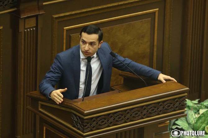 «Դու ո՞վ ես, բա դու ո՞վ ես». լեզվակռիվ ԱԺ–ում (ՎԻԴԵՈ) «Դու ո՞վ ես, բա դու ո՞վ ես». լեզվակռիվ ԱԺ–ում (ՎԻԴԵՈ)