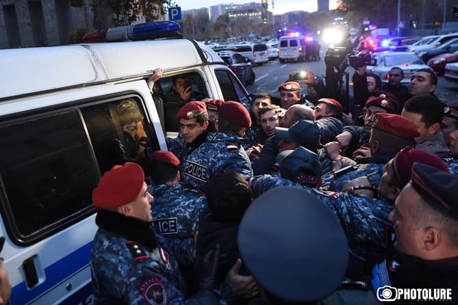 Вице-спикер прокомментировал привод в полицию участников акции перед зданием Минобрнауки Вице-спикер прокомментировал привод в полицию участников акции перед зданием Минобрнауки