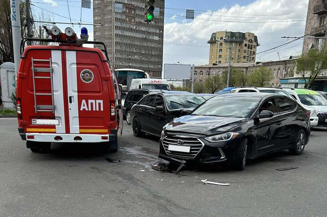 Крупное ДТП на оживленном перекрестке в Ереване: в салонах машин застряли люди (ФОТО)