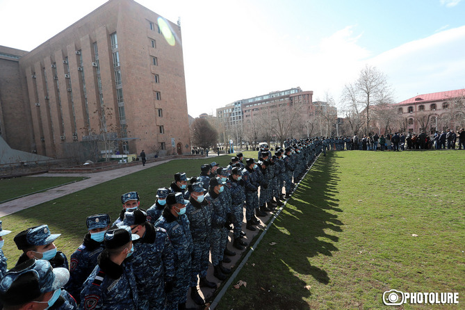 Зограбян назвала повышение зарплат полицейских месседжем Пашиняна. Провластные депутаты прокомментировали Зограбян назвала повышение зарплат полицейских месседжем Пашиняна. Провластные депутаты прокомментировали