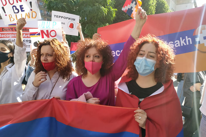 Женщины в Ереване против молчания мира в отношении азербайджанско-турецкого террора в Арцахе