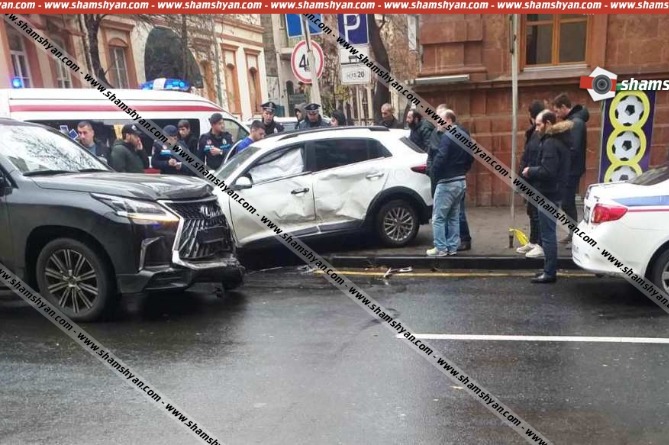 Крупная авария в центре Еревана: машина вылетела на тротуар Крупная авария в центре Еревана: машина вылетела на тротуар