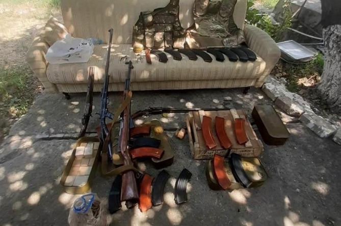 Гранаты, патроны, ружья: целый арсенал обнаружен в доме главы филиала "Еркрапа" в Арарате, он задержан (ФОТО) 